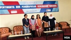 Para narasumber dalam acara diskusi “Pentingnya RUU Penghapusan Kekerasan Seksual” di Perwari, Jakarta, Jumat (30/11). (Foto: VOA/Ghita).