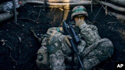 Ukrajinski vojnik u rovu blizu ruskih položajeva u Bahmutu (Foto: /Libkos)