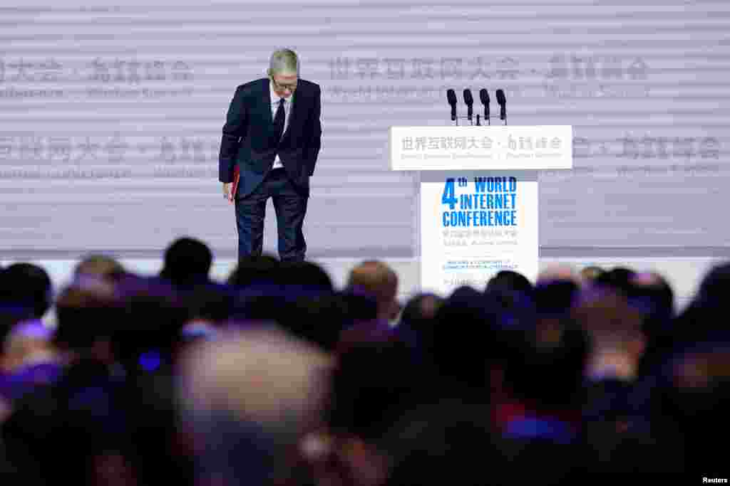 苹果公司首席执行官库克在中国浙江乌镇参加第四届世界互联网大会开幕式,在讲台上鞠躬(2017年12月3日)。 苹果公司2月27日在其网站上发布消息,中国大陆的“iCloud”云服务已移交给中国的 “云上贵州大数据产业发展有限公司” 。这被不少人视为向中国当局低头。 苹果称,这一举动有利于该公司提升在中国的iCloud 服务,并遵守中国法规。此外,苹果公司预计也将把用于解锁iCloud帐号的密匙储存在中国。 这一举动引发诸多争议。此前曾经发生过雅虎将用户资料交给中国后导致两位异议人士遭逮捕和判刑的案例。人权活动人士担心,在苹果把iCloud数据和密匙交给中国后会产生更糟糕的人权问题。