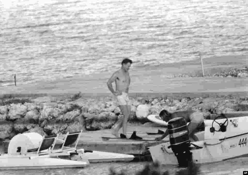 1979年1曰5日，美国总统的国家安全顾问布热津斯基和警卫员在法国海滩上