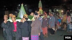 Warga Surabaya mengarak Tumpeng dari Tugu Pahlawan ke Kampung Ilmu pada acara Gereget Suro (26/11).