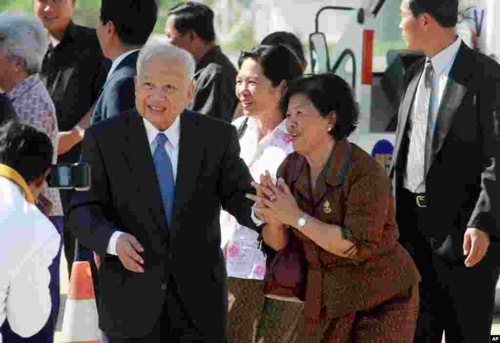 Cựu quốc vương chào thần dân đến chúc lành tại sân bay quốc tế Phnom Penh, trước khi lên đường đi Bắc Kinh chữa trị. 2/9/2006