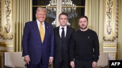 资料照：美国当选总统特朗普、法国总统马克龙和乌克兰总统泽连斯基在法国爱丽舍宫举行会晤。(2024年12月7日)