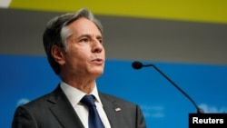 美国国务卿布林肯在巴黎举行的记者会上讲话。（2021年10月6日）