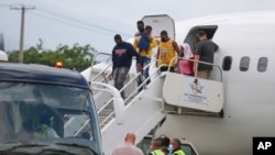 被驱离的海地移民抵达海地首都太子港（2021年9月19日）