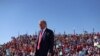 Presiden Donald Trump berkampanye di Bandara Phoenix Goodyear, Arizona, Rabu, 28 Oktober 2020. (Foto: Reuters)