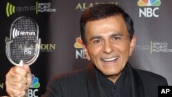 Casey Kasem saat menerima penghargaan Radio Icon dalam The 2003 Radio Music Awards di Las Vegas. (Foto: Dok)