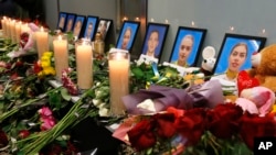 乌克兰基辅国际机场中为伊朗军队在德黑兰城外击落了一架乌克兰民航客机遇难者照片前摆放的鲜花和蜡烛。（2020年1月11日）