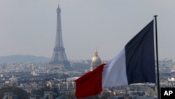 从法国巴黎先贤祠穹顶的柱廊上，可以看到法国首都天际线上方的法国国旗与埃菲尔铁塔(2016年4月1日)。