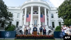 Predsjednik SAD Džo Bajden sa prvom damom Džil na roštilju za vojne porodice ispred Bijele kuće (Foto: SAUL LOEB / AFP)