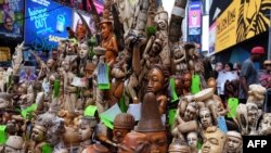 폭탄테러가 발생한 러시아 상트페테르부르크 지하철 센나야 플로샤드역 외부에서 시민이 촛불을 밝히고 있다. 테러로 14명이 목숨을 잃고 50명 이상 다쳤다.