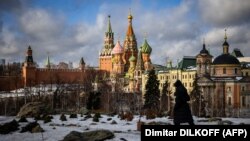 Pogled na Kremlj i Hram Vasilija Blaženog iz parka Zarjadaj, 22. februar 2022. (Foto: AFP/Dimitar Dilkoff)