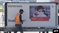 Kontainer vaksin CoronaVac untuk COVID-19 dari China, diturunkan dari pesawat kargo di Bandara Internasional Guarulhos di Guarulhos, negara bagian Sao Paulo, Brasil, 18 Desember 2020. (Foto: dok).