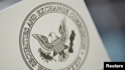 图为美国证券交易委员会在华盛顿总部大楼外的标志(2011年6月24日)