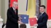 Presiden Turki Recep Tayyip Erdogan (kiri) bersama Presiden Ukraina Volodymyr Zelenskyy usai pertemuan di Kyiv, Ukraina hari Kamis (3/2). 