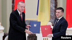 Presiden Turki Recep Tayyip Erdogan (kiri) bersama Presiden Ukraina Volodymyr Zelenskyy usai pertemuan di Kyiv, Ukraina hari Kamis (3/2). 