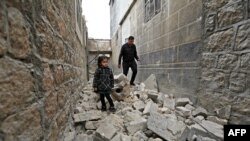 Sebuah kelompok pemantau HAM mengatakan sebuah pesawat tempur Rusia menyerang sebuah rumah, Jumat (22/7), di barat laut Suriah, dekat perbatasan Turki, menewaskan tujuh warga sipil, termasuk empat anak-anak. (Foto: AFP)