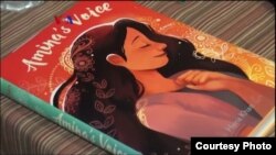 Buku baru karya penulis Hena Khan yang berjudul "Amina’s Voice". 