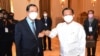 PM Kamboja Hun Sen (kiri) bertemu pemimpin Myanmar Jenderal Min Aung Hlaing di Naypyitaw, Myanmar, 7 Januari 2022 lalu (foto: dok). 