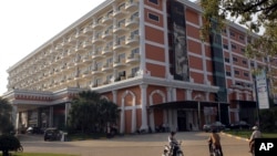 រូប​ឯកសារ៖ អ្នក​រត់​ម៉ូតូ​ឌុប​រង់ចាំ​ភ្ញៀវ​នៅ​ខាង​ក្រៅ​កាស៊ីណូ Genting Crown ក្នុង​ក្រុង​ប៉ោយប៉ែត ថ្ងៃទី៩ ខែធ្នូ ឆ្នាំ២០១២។ ការ​ភ្នាល់​បាល់​គឺ​ជាល្បែង​ស៊ីសង​ខុស​ច្បាប់​នៅ​កម្ពុជា ប៉ុន្តែ​ភ្ញៀវ​ដែល​មក​លេង​នៅ​កាស៊ីណូ​នេះ មិន​បាន​ដឹង​នោះ​ទេ។ (AP) 