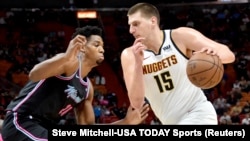 Nikola Jokić u duelu sa centrom Majamija Hasanom Vajtsajdom (Foto: Reuters/Steve Mitchell-USA TODAY Sports) 