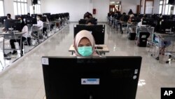 Seorang siswa mengenakan masker. (Foto ilustrasi)
