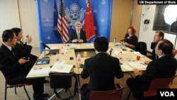 美国前国务卿克里在中国会见包括张贾龙在内的中国网络作家(美国国务院网站照片)