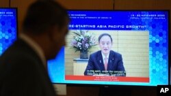 នាយករដ្ឋមន្ត្រីជប៉ុនលោក Yoshihide Suga ថ្លែងនៅក្នុងកិច្ចប្រជុំរបស់កិច្ចសហប្រតិបត្តិការ​សេដ្ឋកិច្ច​តំបន់​អាស៊ី​ប៉ាស៊ីហ្វិក (APEC) ដែលធ្វើឡើងតាមអនឡាញ នៅទីក្រុង​គូឡាឡាំពួ ប្រទេស​ម៉ាឡេស៊ី ថ្ងៃទី២០ ខែវិច្ឆិកា ឆ្នាំ២០២០។