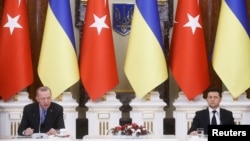 Turkish President Recep Tayyip Erdogan and Ukrainian President Volodymyr Zelenskiy attend a joint news conference in Kyiv, Ukraine, Feb. 3, 2022.