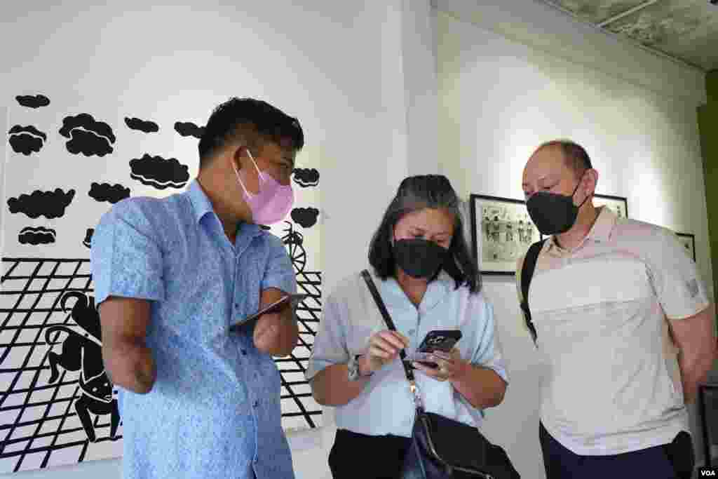 ការ​ដាក់​តាំង​បង្ហាញ​ស្នាដៃ​របស់​​វិចិត្រករ​ ម៉ន​​ ជា នៅ​ Shop House Studio ក្នុង​រាជធានី​ភ្នំពេញ​ ខែកុម្ភៈ​ ឆ្នាំ​២០២២។​ (ខាន់ សុគុំមនោ/វីអូអេ)