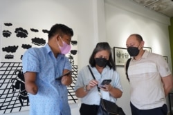 ការ​ដាក់​តាំង​បង្ហាញ​ស្នាដៃ​របស់វិចិត្រករ​ ម៉ន ជា នៅ​ Shop House Studio ក្នុង​រាជធានី​ភ្នំពេញ​ ខែកុម្ភៈ​ ឆ្នាំ​២០២២។​ (ខាន់ សុគុំមនោ/វីអូអេ)