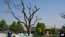 Un policier devant l'ambassade des États-Unis à Pretoria, en Afrique du Sud, 22 septembre 2009. AP / Waldo Swiegers
