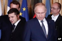 Presiden Rusia Vladimir Putin, kanan tengah, dan Presiden Ukraina Volodymyr Zelenskiy, kiri tengah, di Istana Elysee, Paris, Prancis pada 2019. (Foto: via AP)