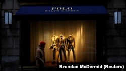 Seorang warga tampak berjalan melewati toko Ralph Lauren di Fifth Avenue, New York City, pada 4 April 2017. (Foto: Reuters/Brendan McDermid)