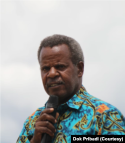 Theo Hesegem, Direktur Yayasan Keadilan dan Keutuhan Manusia Papua. (Foto: Dok Pribadi)