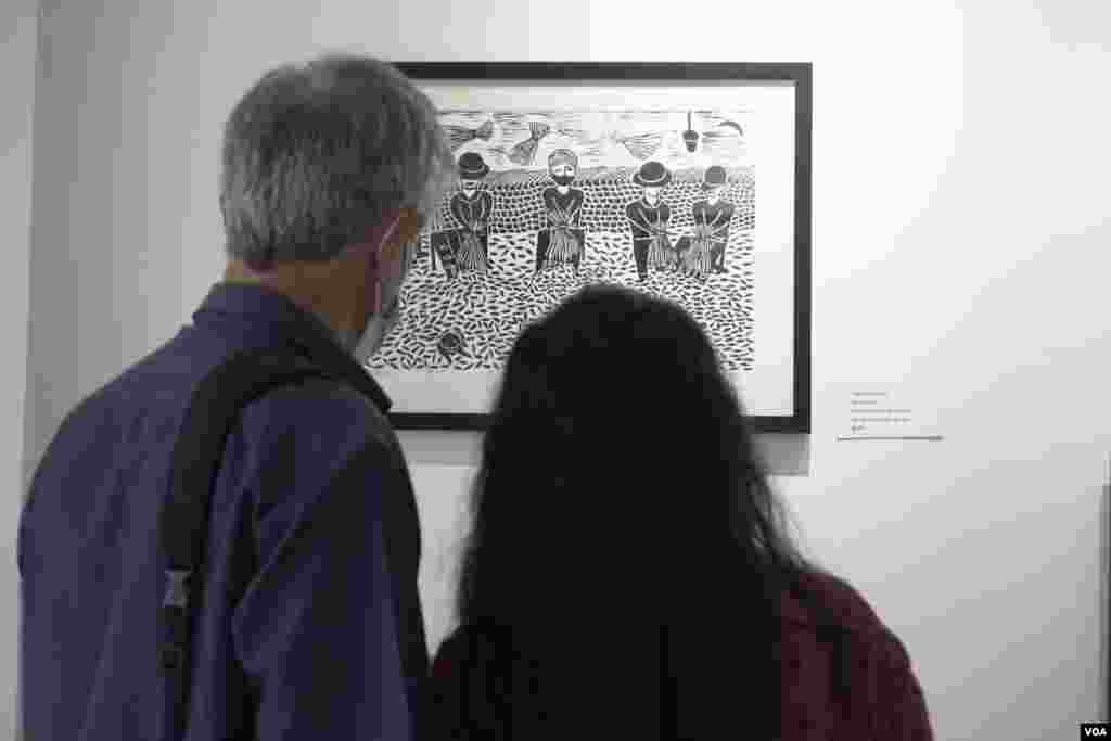 ការ​ដាក់​តាំង​បង្ហាញ​ស្នាដៃ​របស់​​វិចិត្រករ​ ម៉ន​​ ជា នៅ​ Shop House Studio ក្នុង​រាជធានី​ភ្នំពេញ​ ខែកុម្ភៈ​ ឆ្នាំ​២០២២។ (ហ៊ាន សុជាតា/វីអូអេ)