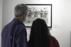 ការ​ដាក់​តាំង​បង្ហាញ​ស្នាដៃ​របស់វិចិត្រករ​ ម៉ន ជា នៅ​ Shop House Studio ក្នុង​រាជធានី​ភ្នំពេញ​ ខែកុម្ភៈ​ ឆ្នាំ​២០២២។ (ហ៊ាន សុជាតា/វីអូអេ)