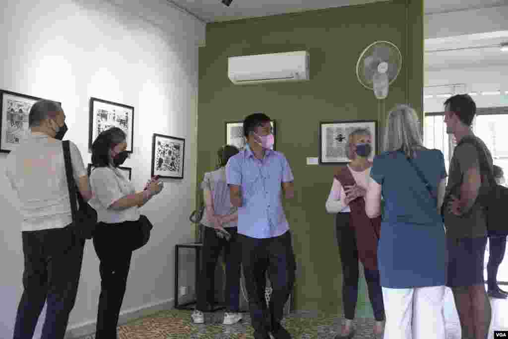 ការ​ដាក់​តាំង​បង្ហាញ​ស្នាដៃ​របស់​​វិចិត្រករ​ ម៉ន​​ ជា នៅ​ Shop House Studio ក្នុង​រាជធានី​ភ្នំពេញ​ ខែកុម្ភៈ​ ឆ្នាំ​២០២២។ (ហ៊ាន សុជាតា/វីអូអេ)