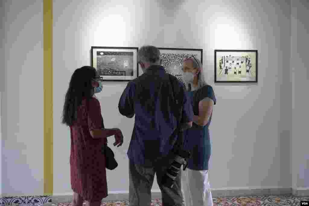 ការ​ដាក់​តាំង​បង្ហាញ​ស្នាដៃ​របស់​​វិចិត្រករ​ ម៉ន​​ ជា នៅ​ Shop House Studio ក្នុង​រាជធានី​ភ្នំពេញ​ ខែកុម្ភៈ​ ឆ្នាំ​២០២២។ (ហ៊ាន សុជាតា/វីអូអេ)