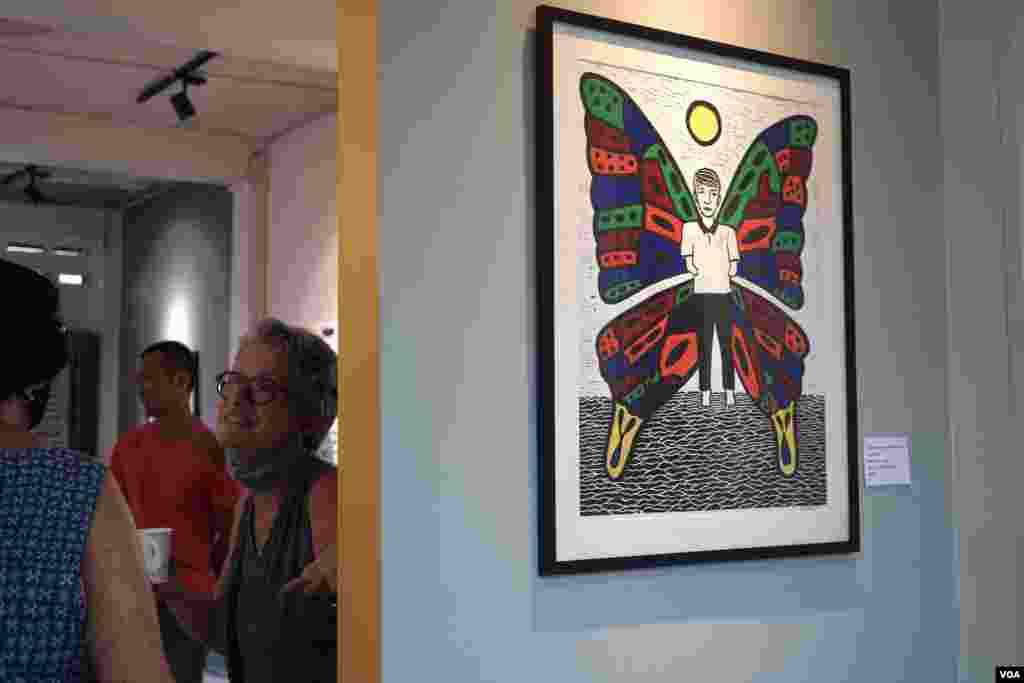 ការ​ដាក់​តាំង​បង្ហាញ​ស្នាដៃ​របស់​​វិចិត្រករ​ ម៉ន​​ ជា នៅ​ Shop House Studio ក្នុង​រាជធានី​ភ្នំពេញ​ ខែកុម្ភៈ​ ឆ្នាំ​២០២២។​ (ខាន់ សុគុំមនោ/វីអូអេ)