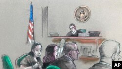 中国女子张玉婧(左)在佛罗里达州西棕榈滩聆听联邦法官威廉·马修曼(William Matthewman)的听证会。（2019年4月8日）