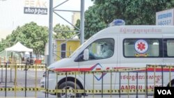 រូបឯកសារ៖ រថយន្ត​សង្គ្រោះបន្ទាន់​​របស់ក្រុមមន្ត្រីសុខាភិបាល​រង់ចាំ​ដឹកអ្នកជំងឺកូវីដ១៩ ​ដើម្បី​ទទួល​ការ​ព្យាបាល​នៅតាម​មណ្ឌលព្យាបាលនានា​ ឬ​ពេល​មាន​ផ្លាស់​ប្តូរទីតាំង​ទីតាំងព្យាបាល​នៅ​កោះ​ពេជ្រ​ ​រាជធានី​ភ្នំពេញ​ នៅ​ថ្ងៃទី​២១​ ខែ​មេសា​ ឆ្នាំ​២០២១។ (ខាន់ សុគុំមនោ/វីអូអ)