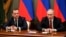 俄罗斯总统普京和总理德米特里·梅德韦杰夫（左）与俄政府成员在莫斯科举行会议。（2020年1月15日）