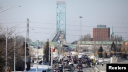 Kamionidžije su blokirale most koji povezuje Vindzor u Ontariju, u Kanadi i Detroit, u Mičigenu u SAD (Foto: Reuters/Carlos Osorio)