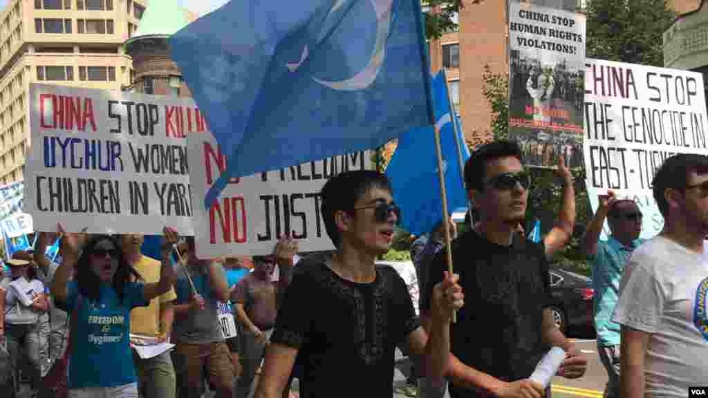 2015年7月12日维吾尔人和支持者在美国首都华盛顿街头游行并聚集在泰国驻美大使馆前抗议泰国把100余名维吾尔人强行递解回中国。(美国之音乌兹别克语组拍摄)