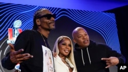 Rapper Snoop Dogg, Mary J. Blige, dan Dr. Dre saat menghadiri konferensi pers untuk ajang Super Bowl 2022 (dok: AP Photo/Morry Gash)