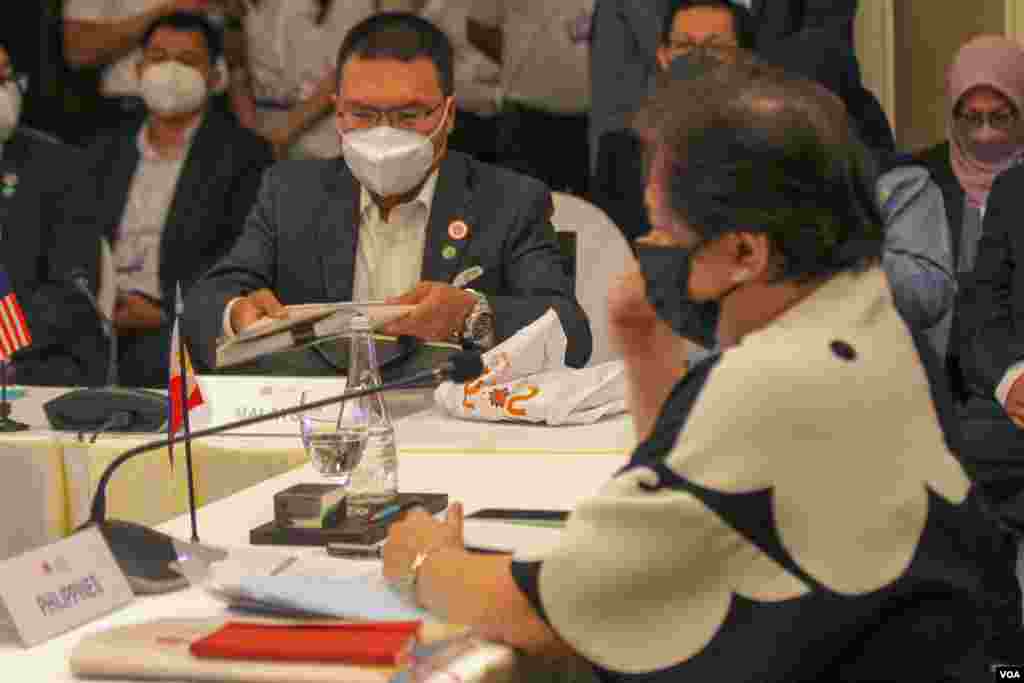 តំណាង​ប្រមុខ​ការ​ទូត​អាស៊ាន​ ចូលរួម​កិច្ច​ប្រជុំចង្អៀត​រដ្ឋមន្ត្រី​ការ​បរទេស​អាស៊ាន​ ឬASEAN Foreign Ministers&rsquo; Retreat​ រាជធានី​ភ្នំពេញ​ ថ្ងៃ​ទី​១៦​ ខែកុម្ភៈ ឆ្នាំ​២០២២។​ (ហ៊ាន សុជាតា/វីអូអេ)