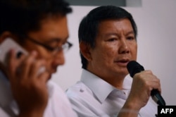 Hashim Djojohadikusumo (kanan), 15 Juli 2014. (Foto: AFP/ROMEO GACAD)