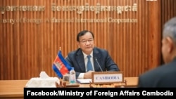 រូប​ឯកសារ៖ លោក ប្រាក់ សុខុន រដ្ឋមន្ត្រី​ការបរទេស​កម្ពុជា កាល​ពី​ថ្ងៃ​ទី​១៥ ខែ​កុម្ភៈ ឆ្នាំ​២០២២។ (ហ្វេសប៊ុក/ក្រសួង​ការបរទេស​កម្ពុជា)