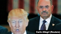 ARHIVA - Finansijski direktor Trampove organizacije Alen Vajselberg i bivši predsednik Donald Trampa (Foto: Rojters/Carlo Allegri)